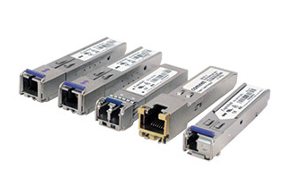 Fünf verschiedene optische Transceiver-Module in einer Reihe.