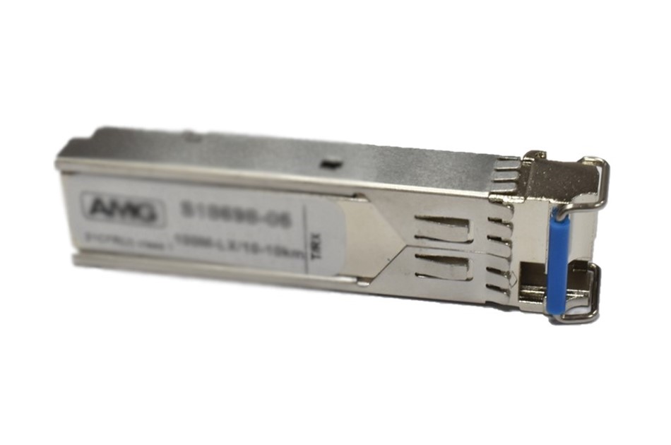 Ein silberner SFP-Transceiver mit einem blauen Anschluss auf der rechten Seite.