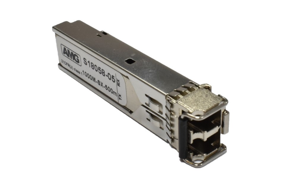 Ein SFP-Modul (small form-factor pluggable) mit metallischem Gehäuse und Anschlüssen, beschriftet mit "AVG S1805B-05", geeignet für 1000M-SX-500m Verbindungen.