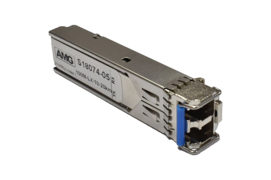 Ein metallischer SFP-Transceiver mit der Aufschrift "AMG S18074-05, 100M-LX/10-20km".