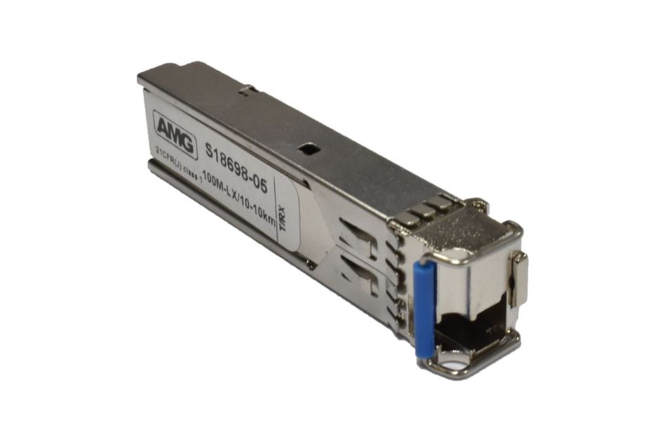 Ein SFP-Modul (Small Form-factor Pluggable) in silbernem Gehäuse mit einem blauen Verschlussclip.