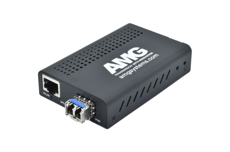 Ein schwarzer Netzwerk-Konverter von AMG Systems mit Ethernet- und Glasfaseranschluss.