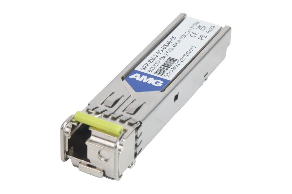 Ein SFP-Modul mit einem Metallgehäuse und einem gelben Element, auf dem der Aufdruck "AMG" zu sehen ist.