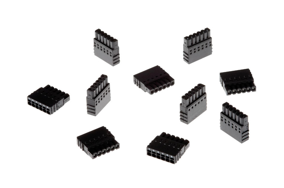 Mehrere schwarze Kunststoffstecker für Elektronikverbindungen, lose auf weißem Hintergrund verteilt.